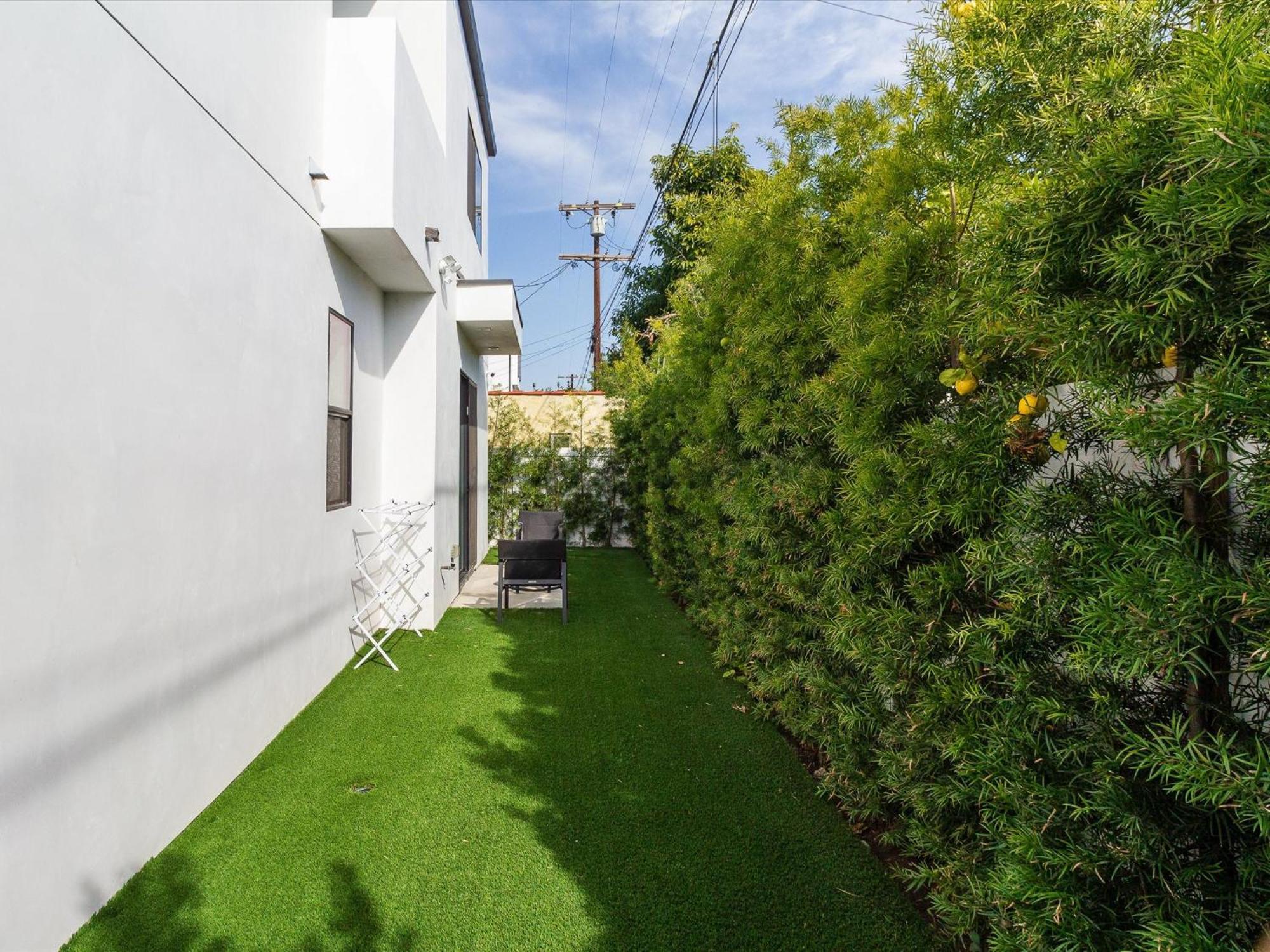 Brand New Modern 9 Bedroom Compound In Pickfair Village Holiday home Los Angeles